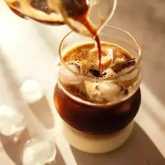 Espresso hälls över is i ett glas, perfekt för ett uppfriskande iskaffe recept.