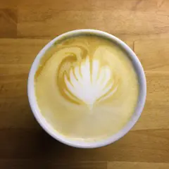 En kopp kaffe med lattekonst, en vacker morgon. Forskning visar att kaffe kan minska risken för cancer.