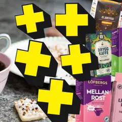 Kaffekoppar fylls med mörkt kaffe, omgivna av olika sorters arabica kaffe.