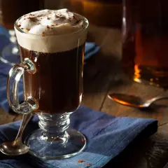 En härlig Irish coffee med vispad grädde och kanel. Perfekt för ett mysigt irish coffee recept svenska.