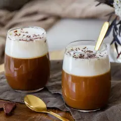 Två glas med en lyxig kaffedrink, toppad med grädde och choklad. Kanske en kaffedrink med Kahlúa och Cointreau?