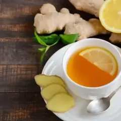 En kopp ingefärste med citron och honung, perfekt för en hosta av snus.