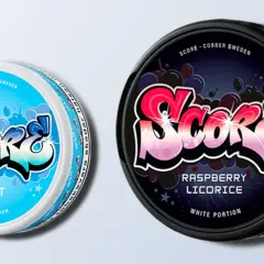 Två dosor snus, en med mintsmak och en med hallonlakritssmak. Dessa gamla snussorter från Score är nu samlarobjekt.