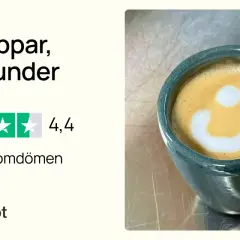 En kopp kaffe med ett leende latte art. Fulla koppar, nöjda kunder som njuter av sitt chai kaffe.