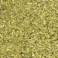 Torkade blad och stjälkar av yerba mate, en grön, krispig blandning redo att bryggas.
