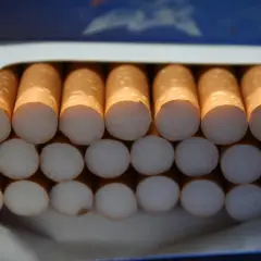 En cigarettpaket med 20 cigaretter, ordnade i två rader.