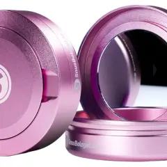 Två rosa snusdosor, en stängd med S-logga, en öppen med spegel. Frågan är hur många snus i en dosa lyft.