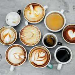 En samling kaffekoppar med vacker lattekonst. Även om koffeinfritt kaffe kan verka ofarligt, är det bra att vara medveten om dess effekter.