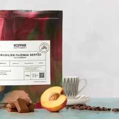 Kaffepåse med brasilianska bönor, choklad, hasselnötter och persika. Brasilien är landet som producerar mest kaffe i världen.