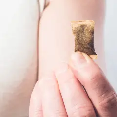 En hand håller en prilla nikotinfritt snus, ett alternativ för den som är gravid och vill undvika nikotin.