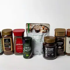 En samling snabbkaffe-burkar och en påse. Hur många skedar kaffe behövs för att vakna?