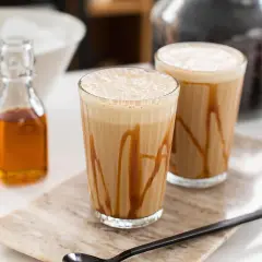 Två glas med karamellfrappe, redo att avnjutas. Ett enkelt frappe recept för en varm sommardag.