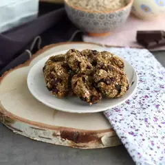 Havrekakor med chokladbitar, perfekta till en kopp kaffe mocca.
