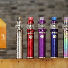 En rad med ijust 3 vape-pennor i olika färger, från silver till svart, står uppradade.