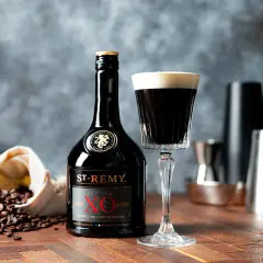 En elegant drink med kaffe och konjak, bredvid en flaska St-Rémy XO och kaffebönor.
