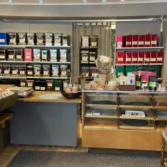 En butik fylld med teburkar i olika färger och mönster, redo att erbjuda det godaste teet för varje smak.