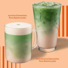 Två uppfriskande matcha latte-drycker, en varm och en isad, med en härlig dos matcha koffein.