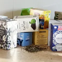 En samling Earl Grey-teer, varav flera framhäver den distinkta bergamott smak.