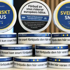 Stackar av vita snusdosor med texten "SVENSKT SNUS" och uppmaningar att rädda snuset.