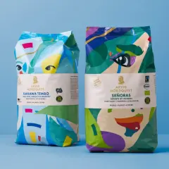 Två påsar Arvid Nordquist-kaffe med färgglada mönster. En påse heter "Kahawa Tembo" och den andra "Señoras". Frågan om hur många koppar kaffe per paket är inte besvarad här.