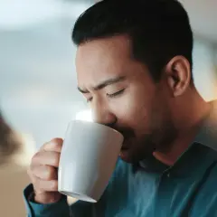 Man dricker kaffe, en del av hans viktnedgångsresa.