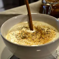 Krämig julkaffe med kanelstång och strössel. Ett perfekt julkaffe recept för mysiga stunder.