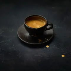 En mörk kopp med en dubbel espresso, redo att ge dig en rejäl dos koffein.