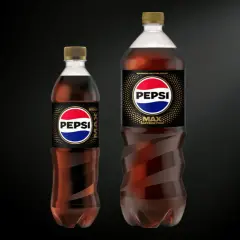 Två flaskor Pepsi Max, en mindre och en större, med texten "CAFFEINE FREE". Undrar du hur mycket koffein i Pepsi Max? Denna variant är utan koffein.