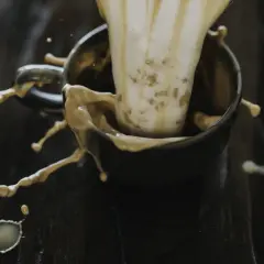 Kaffe skvätter ur en kopp, en bild som kan associeras med inflammation i kroppen.
