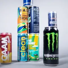 En NOCCO innehåller 180 mg koffein. Hur många koppar kaffe motsvarar en NOCCO? Bilden visar flera energidrycker.