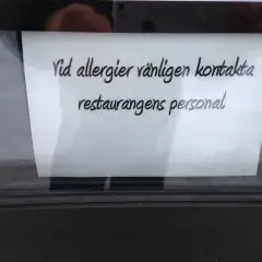 En lapp på ett fönster uppmanar: "Vid allergier vänligen kontakta restaurangens personal." Perfekt för den som är allergisk mot kaffe och vill vara säker.