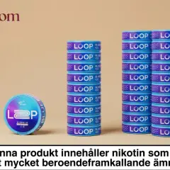 Loop snus stock pris. Blå dosa med texten "LOOP BLUEBERRY ICE" och flera staplade dosor med texten "LOOP BLUE ICE".