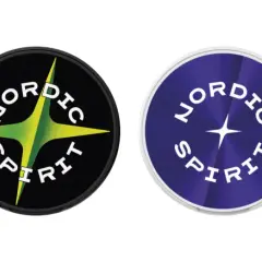 Fyra runda logotyper med texten "NORDIC SPIRIT" och en stjärna. En med svart bakgrund och turkos stjärna, en med svart bakgrund och grön/gul stjärna, en med lila bakgrund och en lila stjärna, samt en med rosa bakgrund och en rosa stjärna.