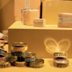 Ettan snus historia. En samling gamla snusdosor och paket med texten "Ettan" på, som visar en del av svensk snushistoria.