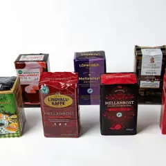 En rad kaffepaket för ett kaffe test. Här finns Mellanrost från Gevalia, ICA, Löfbergs, Arvid Nordquist, Zoégas, Lindvalls och fler.