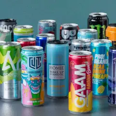 En samling energidrycker med olika smaker och färger. En koffein dryck som heter "Dimma Blåbär" syns tydligt.