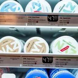 Hyllor fyllda med snusdosor, som ZYN Cool Mint och Espressino. En påminnelse om att snus finns även i Spanien, trots att det är en svensk uppfinning.