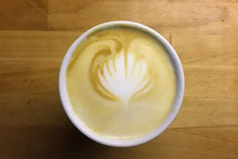 En kopp kaffe med lattekonst, en vacker morgon. Forskning visar att kaffe kan minska risken för cancer.
