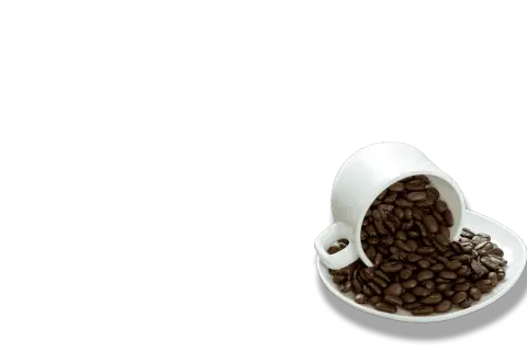 En vit kaffekopp med bönor som rinner ut på fatet, redo för en härlig kaffe mocha.