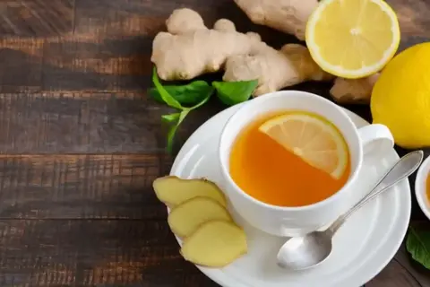 En kopp ingefärste med citron och honung, perfekt för en hosta av snus.