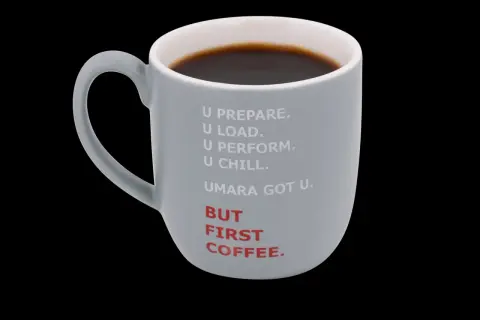 Grå mugg med texten "BUT FIRST COFFEE." och en text som antyder 50mg koffein. Perfekt för morgonrutinen.