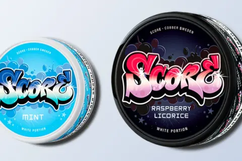 Två dosor snus, en med mintsmak och en med hallonlakritssmak. Dessa gamla snussorter från Score är nu samlarobjekt.