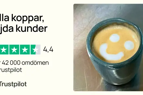 En kopp kaffe med ett leende latte art. Fulla koppar, nöjda kunder som njuter av sitt chai kaffe.
