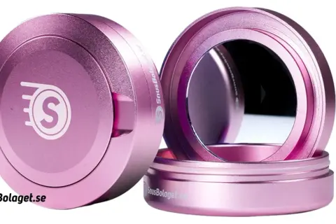 Två rosa snusdosor, en stängd med S-logga, en öppen med spegel. Frågan är hur många snus i en dosa lyft.