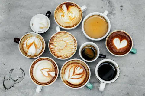 En samling kaffekoppar med vacker lattekonst. Även om koffeinfritt kaffe kan verka ofarligt, är det bra att vara medveten om dess effekter.