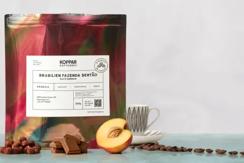 Kaffepåse med brasilianska bönor, choklad, hasselnötter och persika. Brasilien är landet som producerar mest kaffe i världen.