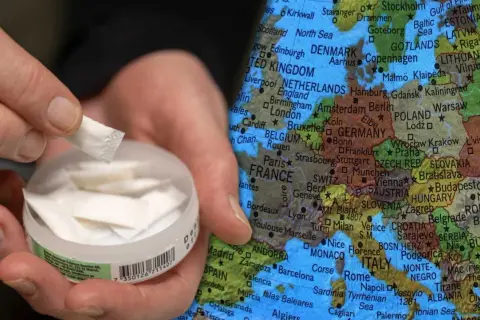 En hand håller en prilla snus framför en karta över Europa, med fokus på Danmark och Sverige. Copenhagen snus Sverige.