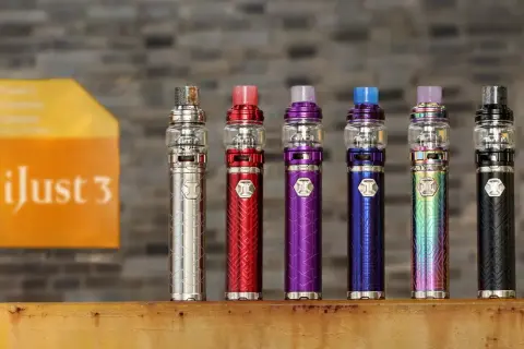 En rad med ijust 3 vape-pennor i olika färger, från silver till svart, står uppradade.