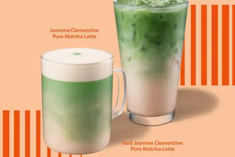 Två uppfriskande matcha latte-drycker, en varm och en isad, med en härlig dos matcha koffein.