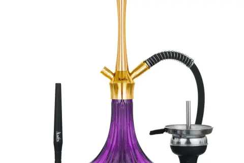 En elegant Aladin shisha med lila glas och guldfärgade detaljer. En modern design för en njutbar upplevelse.